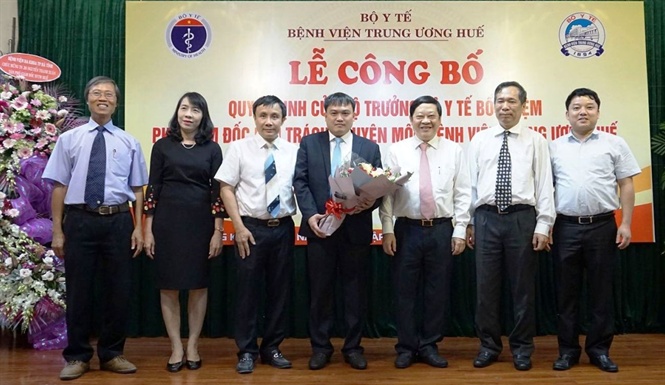 18-00-19_tsbs_nguyen_thnh_xungiu_duoc_lnh_do_bo_y_te_v_bv_tw_hue_tng_ho_chuc_mung