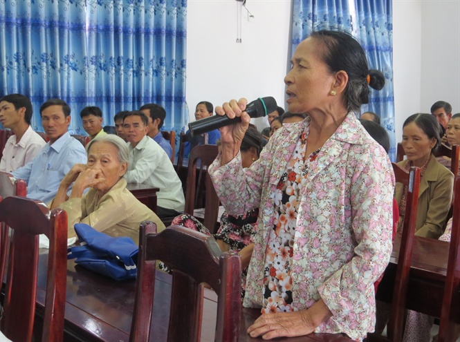 11-13-41_nguoi_dn_phong_xun_phn_nh_nhung_buc_xuc_do_nh_my_xi_mng_dong_lm_gy_r