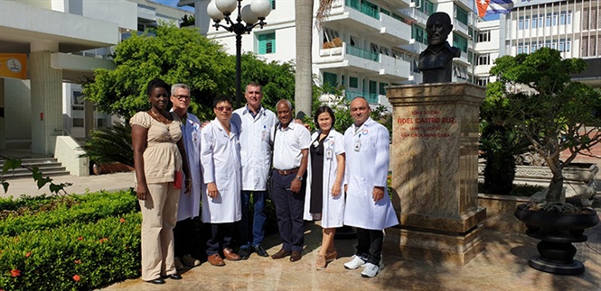 09-05-14_cc_chuyen_gi_cung_lnh_do_benh_vien_chup_nh_luu_niem_ben_tuong_di_fidel_cstro__dt_ti_khuon_vien_benh_vien_