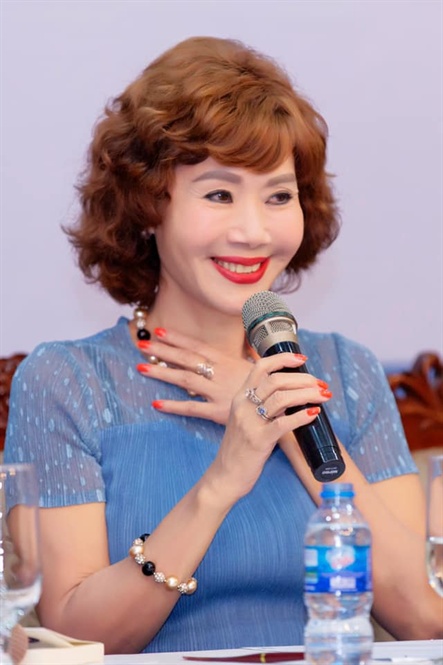 09-17-46_nsut_thuy_ho_ti_le_r_mt_cuon_sch_cu_chong