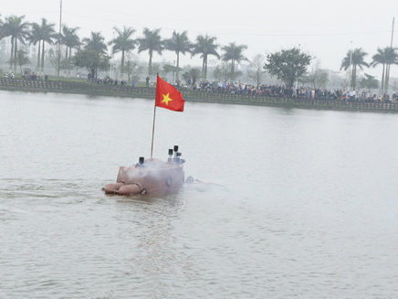 Con tàu tăng tốc và di chuyển nhịp nhàng trên mặt hồ.