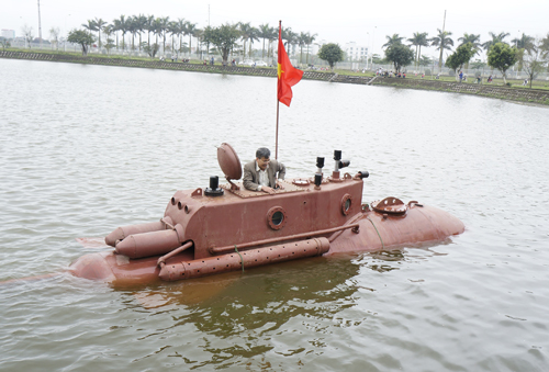 Khoảng 12h10 ông Hòa lên bờ sau khi thử nghiệm dưới hồ thành công.