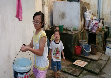 Những nhà không có giếng phải đi xin nước về dùng