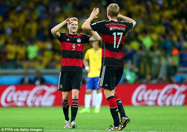 Schurrle và Mertesacker là một trong những sự lựa chọn thay thế hoàn hảo của HLV Low