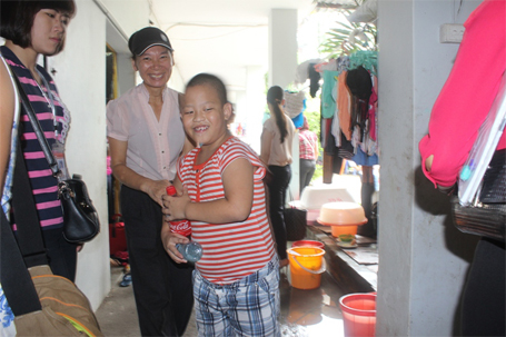 Các trẻ chuẩn bị chuyển đến ngôi nhà mới