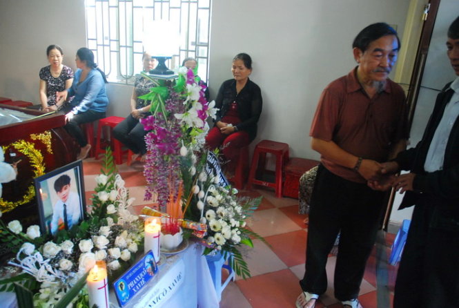 Người thân, hàng xóm đến chia buồn với gia đình của Quang  - Ảnh: T.B.D.