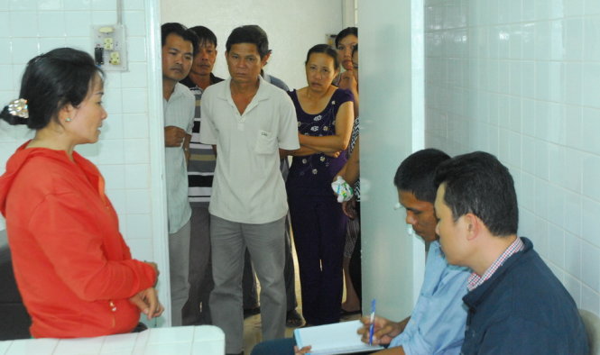 Nhiều người thân trong gia đình sản phụ đang theo dõi vụ việc (Ảnh: Hoài Thương)