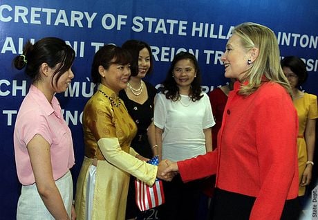 Bà Hillary gặp gỡ Bộ trưởng Ngoại giao Việt Nam Phạm Gia Khiêm. (Ảnh: