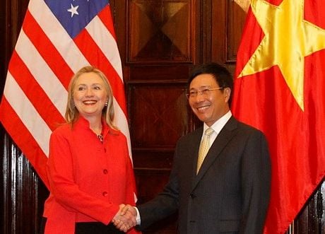 Bà Hillary gặp gỡ Bộ trưởng Ngoại giao Việt Nam Phạm Gia Khiêm. (Ảnh: