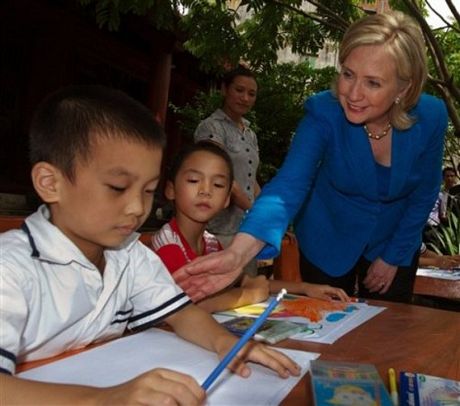 Bà Hillary gặp gỡ Bộ trưởng Ngoại giao Việt Nam Phạm Gia Khiêm. (Ảnh: