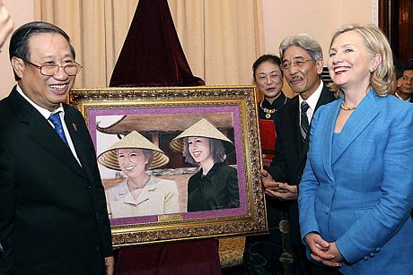 Bà Hillary gặp gỡ Bộ trưởng Ngoại giao Việt Nam Phạm Gia Khiêm. (Ảnh: