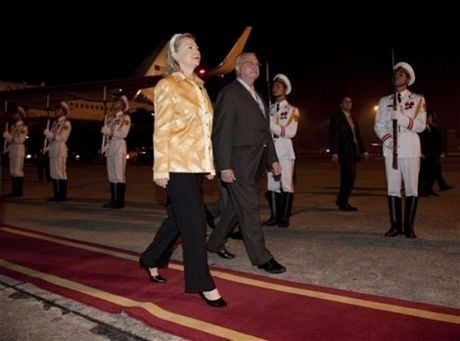 Bà Hillary gặp gỡ Bộ trưởng Ngoại giao Việt Nam Phạm Gia Khiêm. (Ảnh: