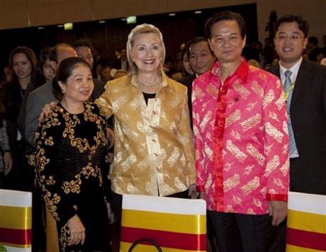 Bà Hillary gặp gỡ Bộ trưởng Ngoại giao Việt Nam Phạm Gia Khiêm. (Ảnh: