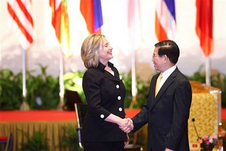 Bà Hillary gặp gỡ Bộ trưởng Ngoại giao Việt Nam Phạm Gia Khiêm. (Ảnh: