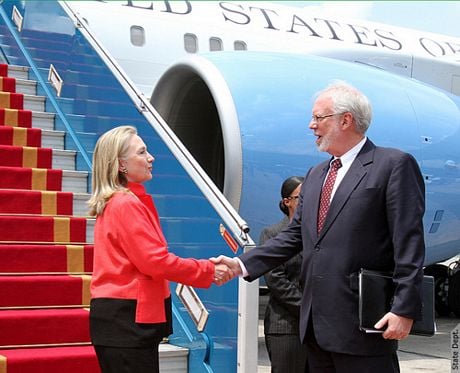 Bà Hillary gặp gỡ Bộ trưởng Ngoại giao Việt Nam Phạm Gia Khiêm. (Ảnh: