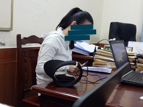 Một chân dài trong đường dây bán dâm đang viết giải trình tại cơ quan công an