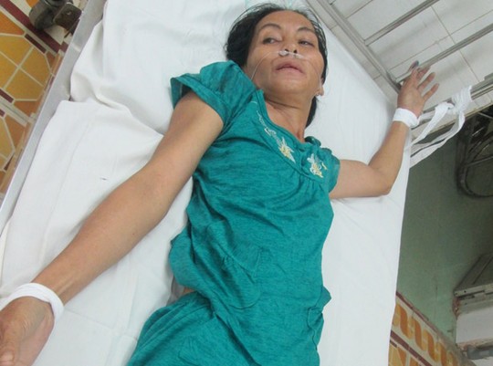 Bà Vân nằm điều trị tại bệnh viện. Ảnh: Bảo Trâm