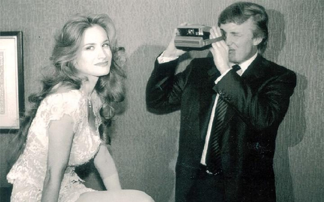   Ông Trump chụp ảnh một người mẫu của Playboy năm 1993. (Ảnh minh họa: Rex)  