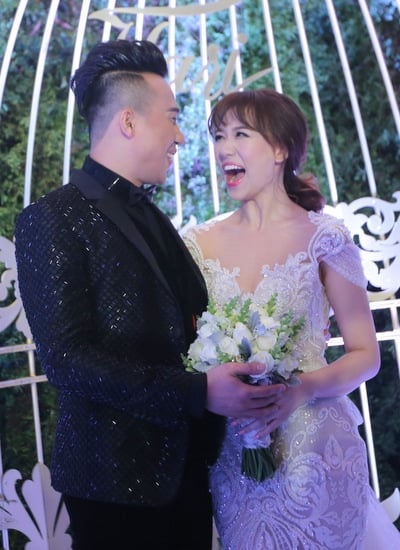 Trấn Thành trong bộ vest truyền thống được đính sequins.
