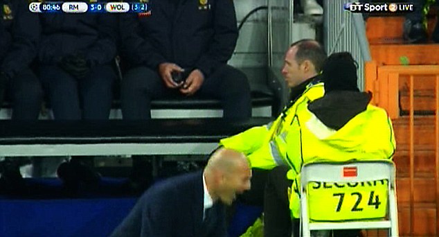 Zidane nhảy nhót tới rách quần sau pha bỏ lỡ của trò cưng Benzema - Ảnh 4. Zidane nhảy nhót tới rách quần sau pha bỏ lỡ của trò cưng Benzema - Ảnh 4.