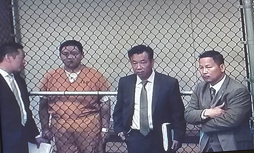 viên Minh Béo (áo cam) tại buổi luận tội. Từ trái qua: thông dịch viên của Minh Béo, luật sư Đỗ Phủ, luật sư Anh Tuấn và Chánh biện lý quận Cam - Tony Rackauckas. Ảnh: Ngọc Lan chụp qua màn hình.
