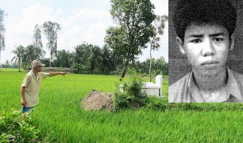 Người thân của nạn nhân chỉ lại hiện trường mà Lê Văn Tấn (ảnh nhỏ) gây án hồi năm 1997. Ảnh: Nguyễn Hiếu