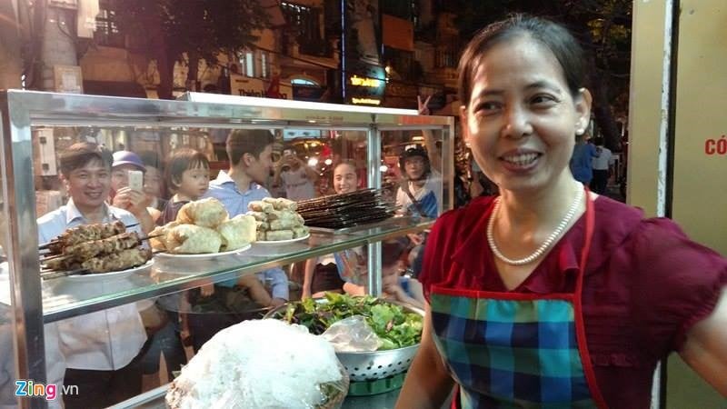 Ong Obama hoa minh vao dam dong o Ha Noi sau khi an bun cha hinh anh 8