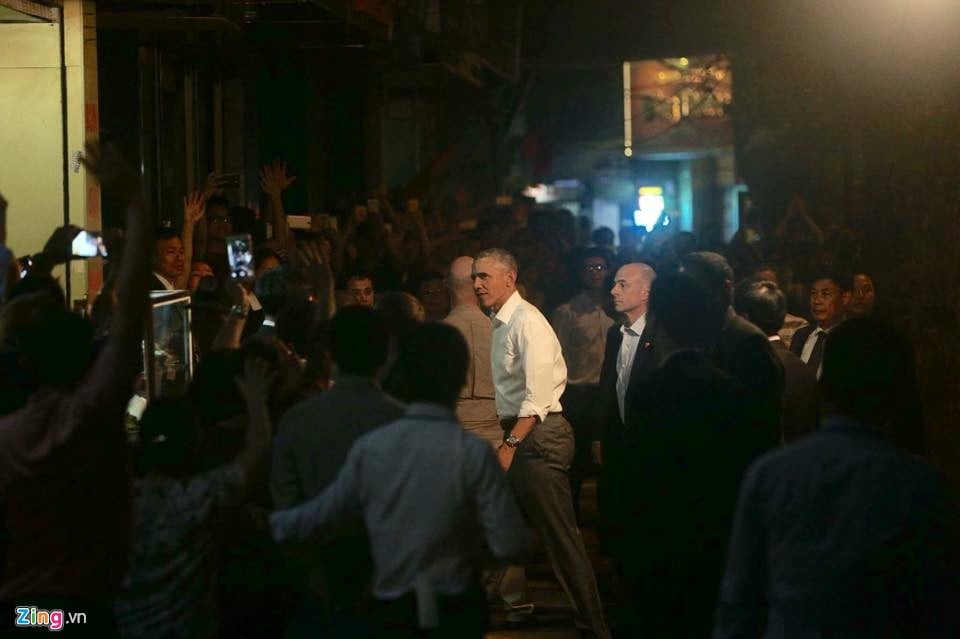 Ong Obama hoa minh vao dam dong o Ha Noi sau khi an bun cha hinh anh 11