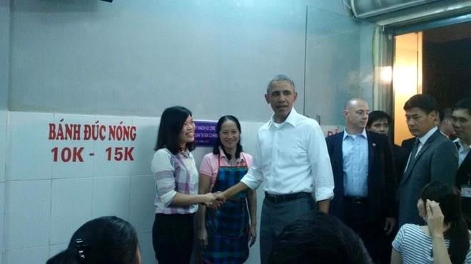 Ong Obama hoa minh vao dam dong o Ha Noi sau khi an bun cha hinh anh 12