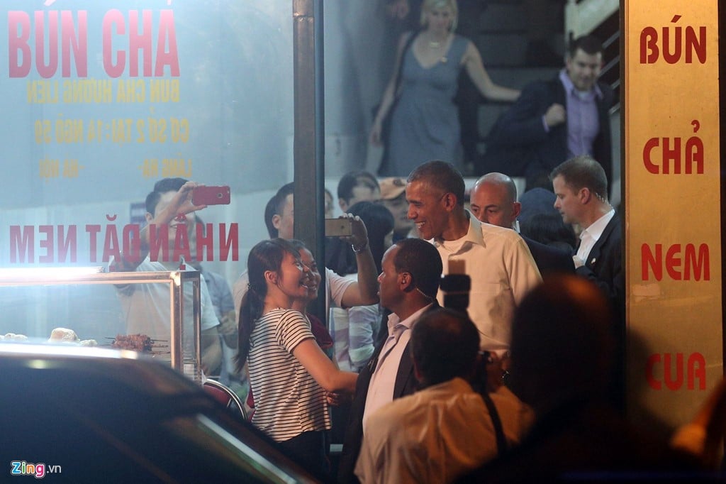 Ong Obama hoa minh vao dam dong o Ha Noi sau khi an bun cha hinh anh 1