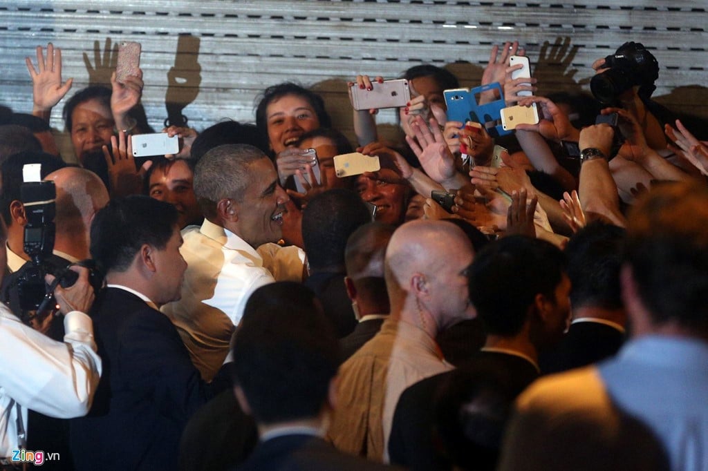 Ong Obama hoa minh vao dam dong o Ha Noi sau khi an bun cha hinh anh 4