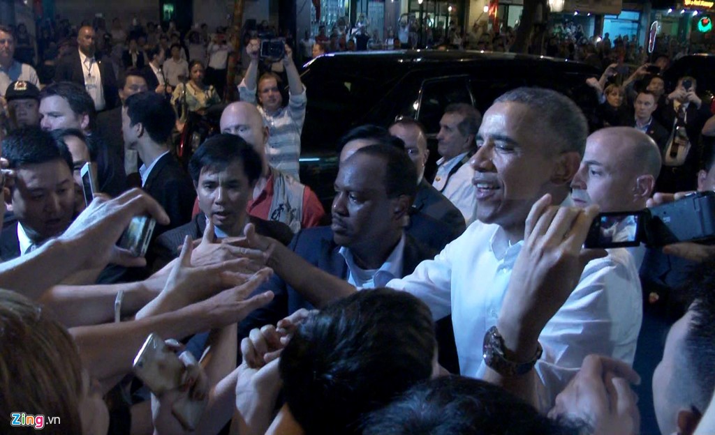 Ong Obama hoa minh vao dam dong o Ha Noi sau khi an bun cha hinh anh 6