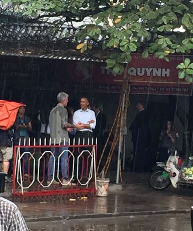 Ong Obama ghe quan tra da tren duong ra san bay hinh anh 1