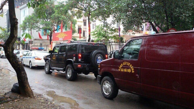 Ong Obama ghe quan tra da tren duong ra san bay hinh anh 6