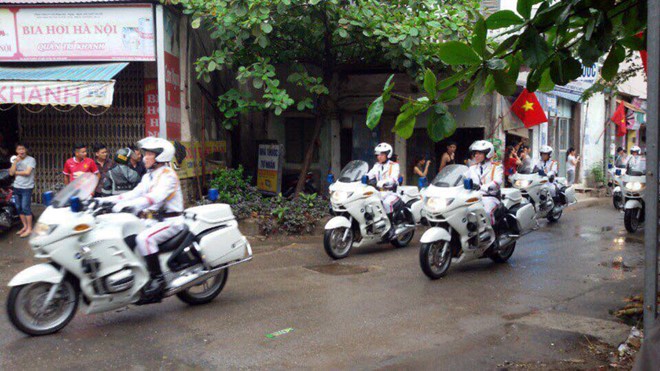 Ong Obama ghe quan tra da tren duong ra san bay hinh anh 5