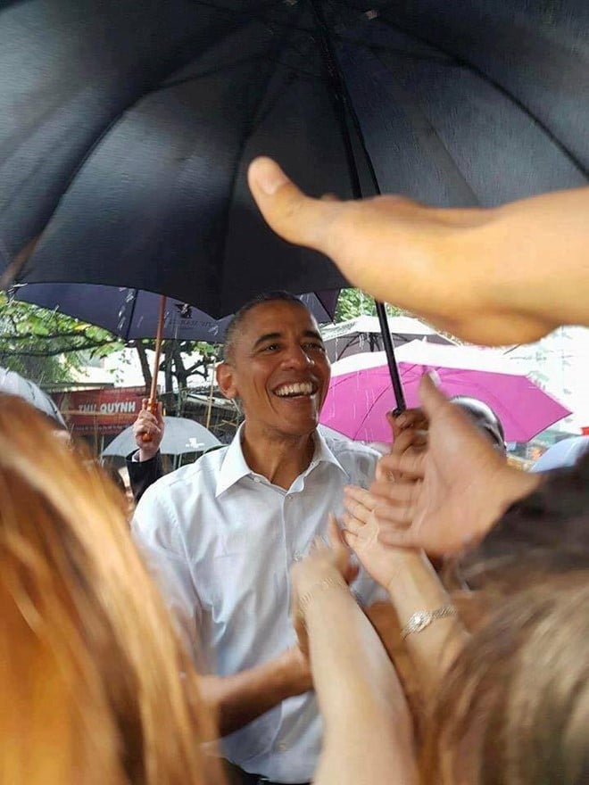 Ong Obama ghe quan tra da tren duong ra san bay hinh anh 3