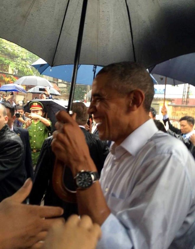 Ong Obama ghe quan tra da tren duong ra san bay hinh anh 4