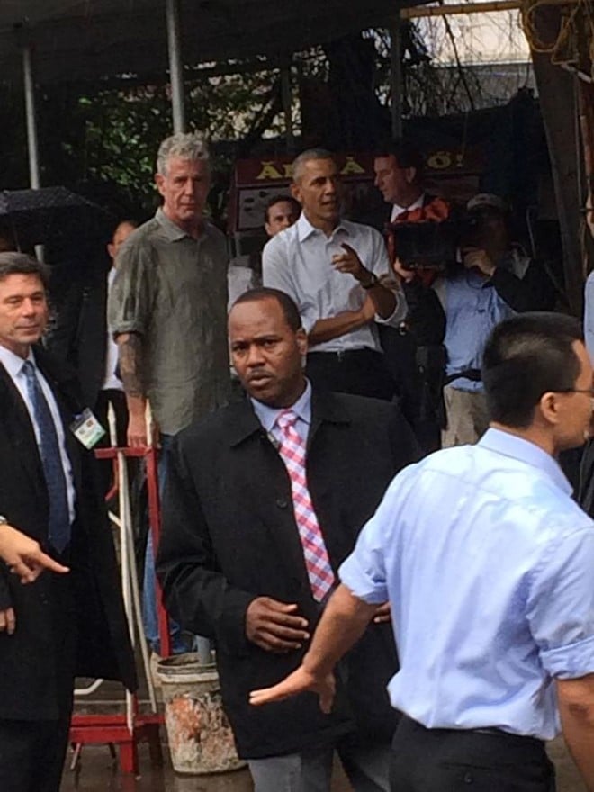 Ong Obama ghe quan tra da tren duong ra san bay hinh anh 2