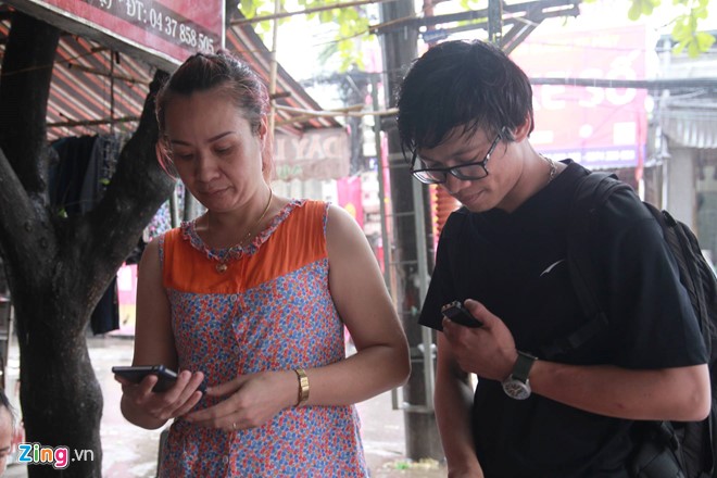 Ong Obama ghe quan tra da tren duong ra san bay hinh anh 9