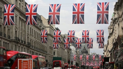 Cờ Anh giăng đầy phố Regent ở London. Ảnh: BBC