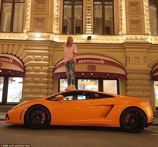 Những bức ảnh khoe khoang này đã được một tài khoản tên là Russian Rich Kids trên Instargram tập hợp lại.(ảnh: Twitter/Daily Mail).
