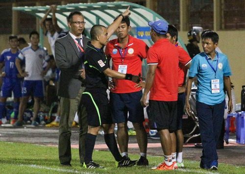 trong-tai-fifa-dinh-dung-mat-ngu-vi-thay-co-loi