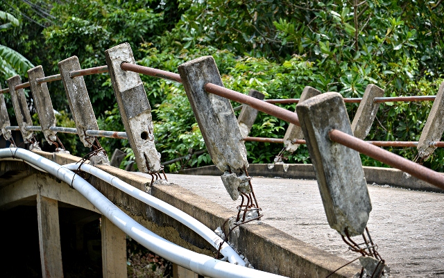 Lan can cầu lòi xương sống, dạt sang 2 bên, mất an toàn.