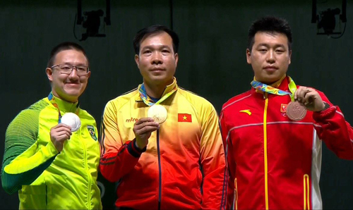 hlv-doi-ban-sung-muon-vo-tim-voi-vien-dan-cuoi-cua-xuan-vinh