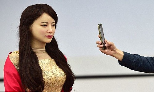 thieu-nu-robot-xinh-nhu-nguoi-that-o-trung-quoc