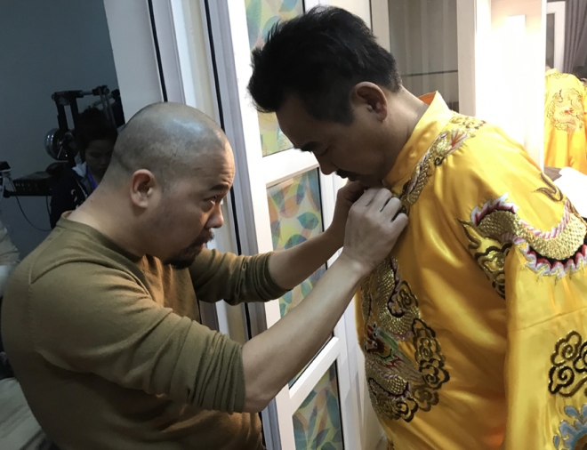 Nghệ sĩ hóa trang trước giờ ghi hình Táo quân 2017