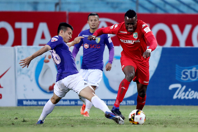 Ông Nguyễn Trọng Thư là trọng tài bàn ở trận Hả Nội FC-Bình Dương - Ảnh: Gia Hưng