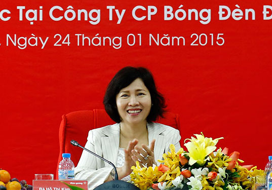 Sau cổ phần hóa, phần lớn cổ phần Công ty Bóng đèn Điện Quang đã thuộc về các thành viên gia đình Thứ trưởng Hồ Thị Kim Thoa