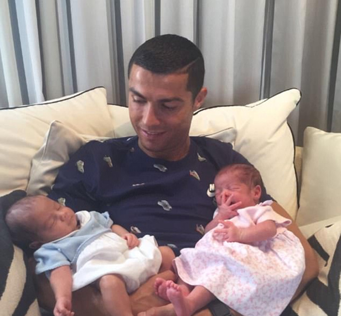 Ronaldo khoe ảnh hai con mới