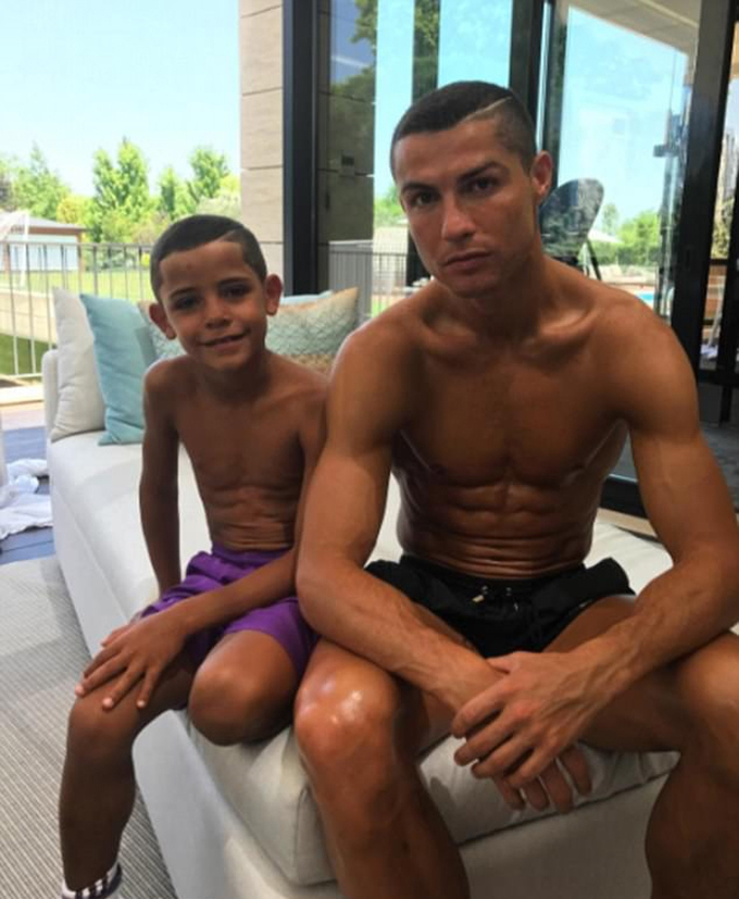 Ronaldo khoe ảnh hai con mới